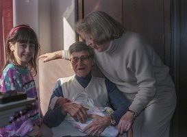 253-22A 19930206 Thomas is Born - Lucy, Grampy, Grandma